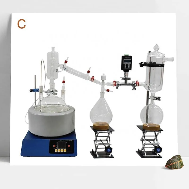 Distillation à court trajet avec une plus grande zone intercalaire de condenseur et un transmetteur sous vide